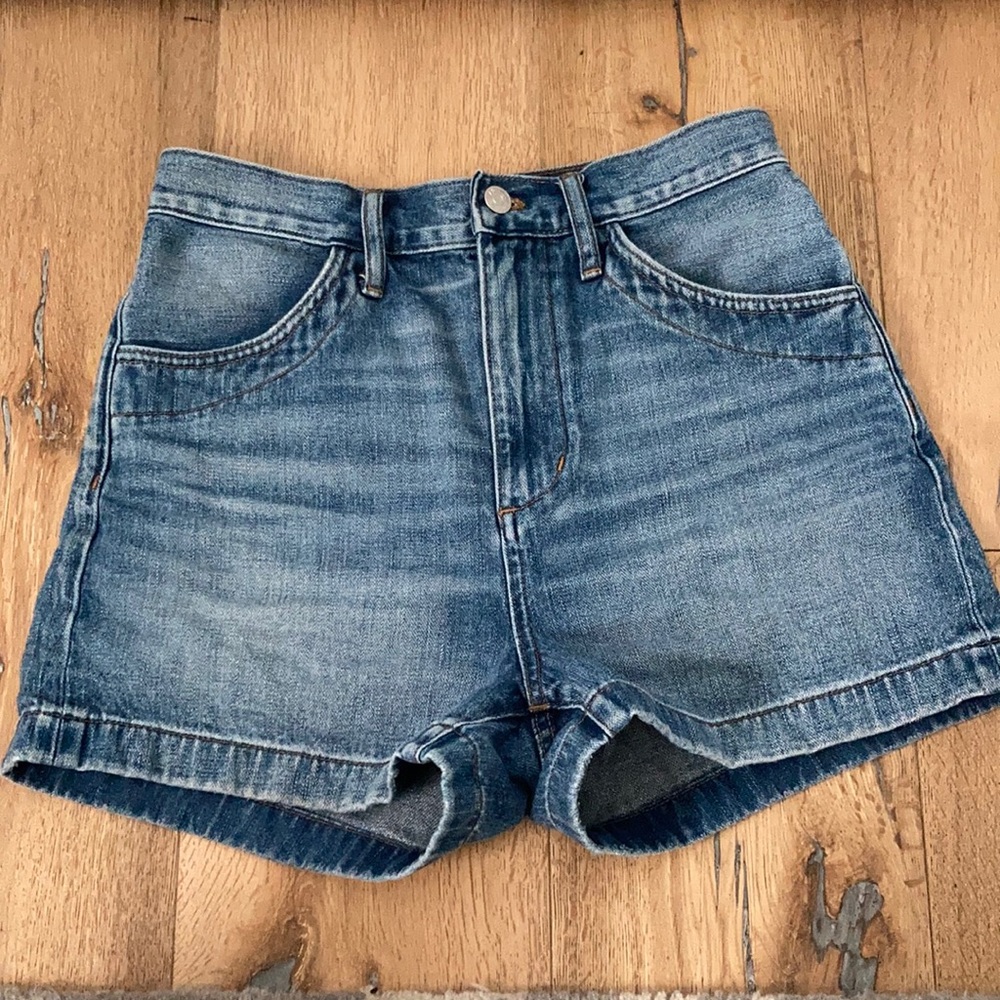 Madewell denim workwear shorts in Clemente wash. Good condition.